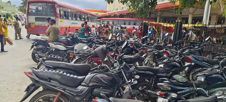 ಬಸ್‌ ನಿಲ್ದಾಣದ ಆವರದಲ್ಲಿ ಅಸ್ತವ್ಯಸ್ತವಾಗಿ ನಿಂತಿರುವ ದ್ವಿಚಕ್ರವಾಹನಗಳು