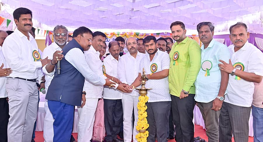 ಮೈಸೂರು ಜಿಲ್ಲಾ ಗಾಣಿಗರ ಸಂಘ ಭಾನುವಾರ ಆಯೋಜಿಸಿದ್ದ ಪ್ರತಿಭಾ ಪುರಸ್ಕಾರ ಹಾಗೂ ಅಭಿನಂದನಾ ಸಮಾರಂಭವನ್ನು ಯತೀಂದ್ರ ಸಿದ್ದರಾಮಯ್ಯ ಉದ್ಘಾಟಿಸಿದರು. ಶಾಸಕ ಜಿ.ಡಿ. ಹರೀಶ್ ಗೌಡ, ಎನ್.ಸಿ. ಉಮೇಶ್, ಆರ್. ರಘು, ಎಂ.ಪಿ. ಮಂಜುನಾಥ್, ಎಚ್.ಕೆ.ರಾಮು, ಸಿ. ವೆಂಕಟೇಶ್ ಇದ್ದರು –ಪ್ರಜಾವಾಣಿ ಚಿತ್ರ