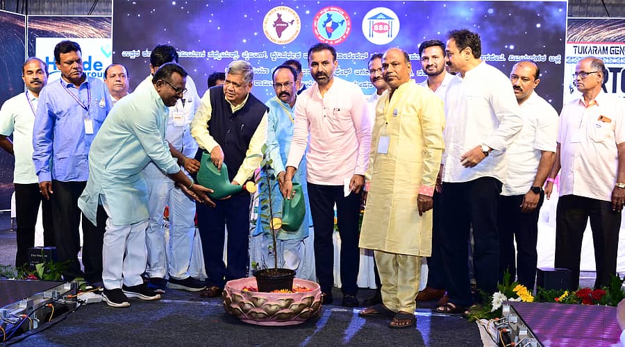 ಹುಬ್ಬಳ್ಳಿಯ ಕುಸುಗಲ್ ರಸ್ತೆಯ ಶ್ರೀನಿವಾಸ ಗಾರ್ಡನ್‌ನಲ್ಲಿ ಉತ್ತರ ಕರ್ನಾಟಕ ಶಾಮಿಯಾನ ಸಪ್ಲೈಯರ್ಸ್‌, ಲೈಟಿಂಗ್, ಧ್ವನಿವರ್ಧಕ ಹಾಗೂ ಡೆಕೋರೇಷನ್ ಮಾಲೀಕರ ಕ್ಷೇಮಾಭಿವೃದ್ಧಿ ಸಂಘದಿಂದ ‘ಶೃಂಗಾರ್‌ –2’ ಸಮಾವೇಶದ ಅಂಗವಾಗಿ ಭಾನುವಾರ ಏರ್ಪಡಿಸಿದ್ದ ಕಾರ್ಯಕ್ರಮವನ್ನು ವಿಧಾನ ಪರಿಷತ್‌ ಸದಸ್ಯ ಜಗದೀಶ ಶೆಟ್ಟರ್‌, ಸಚಿವ ಸಂತೋಷ್ ಲಾಡ್‌ ಉದ್ಘಾಟಿಸಿದರು