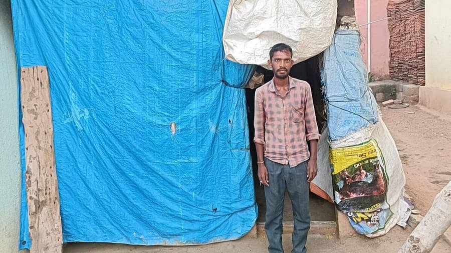 ಮಾಲೂರು ತಾಲ್ಲೂಕಿನ ಬೈರತನಹಳ್ಳಿ ಗ್ರಾಮದಲ್ಲಿ ಸೂರು ಇಲ್ಲದೇ ಗಡಿಸಲಿನಲ್ಲಿ ವಾಸ ಮಾಡುತ್ತಿರುವ ವೆಂಕಟಮ್ಮನ ಕುಟುಂಬ
