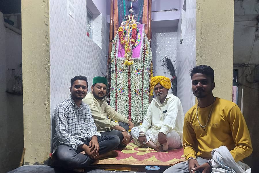 ಬಾದಾಮಿಯಲ್ಲಿ ಕಲಾಲ್ ಬಡಾವಣೆಯ ಹಿಂದೂ ಮನೆಯಲ್ಲಿ ‘ಕೌಡಿಪೀರಾ’ ಪಂಜಾ ದೇವರ ಪ್ರತಿಷ್ಠಾಪನೆ ಮಾಡಲಾಗಿದೆ