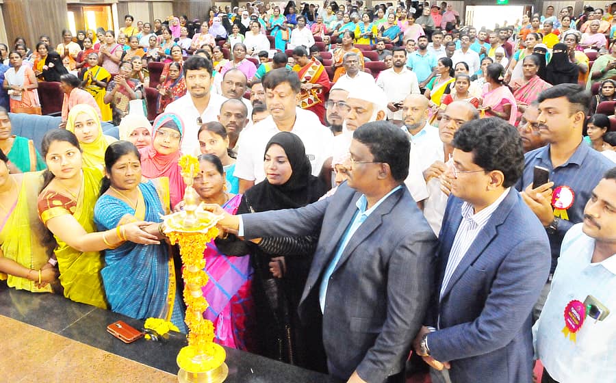 ತುಮಕೂರಿನಲ್ಲಿ ಬುಧವಾರ ಗೃಹಲಕ್ಷ್ಮಿ ಯೋಜನೆಗೆ ಜಿಲ್ಲಾಧಿಕಾರಿ ಕೆ.ಶ್ರೀನಿವಾಸ್ ಚಾಲನೆ ನೀಡಿದರು. ಜಿ.ಪಂ ಸಿಇಒ ಜಿ.ಪ್ರಭು, ಮಹಾನಗರ ಪಾಲಿಕೆಯ ಮೇಯರ್ ಎಂ.ಪ್ರಭಾವತಿ, ಉಪಮೇಯರ್ ಟಿ.ಕೆ.ನರಸಿಂಹಮೂರ್ತಿ, ಮಹಿಳಾ ಮತ್ತು ಮಕ್ಕಳ ಅಭಿವೃದ್ಧಿ ಇಲಾಖೆಯ ಉಪ ನಿರ್ದೇಶಕ ಎಂ.ಎಸ್.ಶ್ರೀಧರ್ ಇತರರು ಇದ್ದಾರೆ