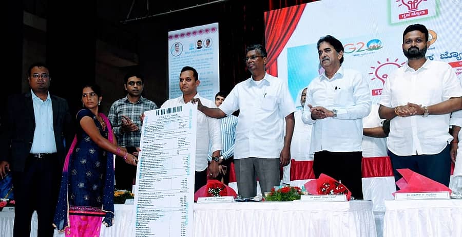 ಬೆಳಗಾವಿಯಲ್ಲಿ ಶನಿವಾರ ಗೃಹಜ್ಯೋತಿ ಯೋಜನೆಗೆ ಚಾಲನೆ ನೀಡಿದ ಸಚಿವ ಸತೀಶ ಜಾರಕಿಹೊಳಿ ಅವರು, ಫಲಾನುಭವಿಯೊಬ್ಬರಿಗೆ ಸಾಂಕೇತಿಕವಾಗಿ ಶೂನ್ಯ ಬಿಲ್ ನೀಡಿದರು