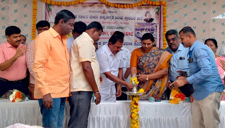 ಶ್ರೀನಿವಾಸಪುರದಲ್ಲಿ ಶುಕ್ರವಾರ ಏರ್ಪಡಿಸಿದ್ದ ಕರ್ನಾಟಕ ಸರ್ಕಾರಿ ಮಾದರಿ ಉನ್ನತೀಕೃತ ಹಿರಿಯ ಪ್ರಾಥಮಿಕ ಶಾಲೆಯ ಶತಮಾನೋತ್ಸವ ನೆನಪಿನ ಕಾರ್ಯಕ್ರಮವನ್ನು ಶಾಸಕ ಜಿ.ಕೆ.ವೆಂಕಟಶಿವಾರೆಡ್ಡಿ ಉದ್ಘಾಟಿಸಿದರು