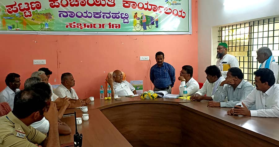 ನಾಯಕನಹಟ್ಟಿ ಪಟ್ಟಣ ಪಂಚಾಯಿತಿ ಸಭಾಂಗಣದಲ್ಲಿ ಶಾಸಕ ಎನ್.ವೈ. ಗೋಪಾಲಕೃಷ್ಣ ಅವರು ಅಧಿಕಾರಿಗಳೊಂದಿಗೆ ಚರ್ಚಿಸಿದರು