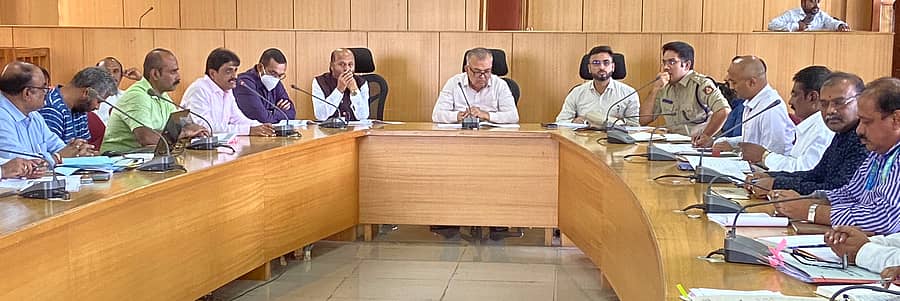 ರಾಮನಗರದ ಜಿಲ್ಲಾಧಿಕಾರಿ ಕಚೇರಿ ಸಭಾಂಗಣದಲ್ಲಿ ಶನಿವಾರ ಜಿಲ್ಲಾ ಉಸ್ತುವಾರಿ ಸಚಿವ ರಾಮಲಿಂಗಾ ರೆಡ್ಡಿ ಅವರು ವಿವಿಧ ಇಲಾಖೆಗಳ ಪ್ರಗತಿ ಪರಿಶೀಲನಾ ಸಭೆ ನಡೆಸಿದರು. ಶಾಸಕ ಎಚ್‌.ಎ. ಇಕ್ಬಾಲ್ ಹುಸೇನ್ ಇದ್ದಾರೆ 