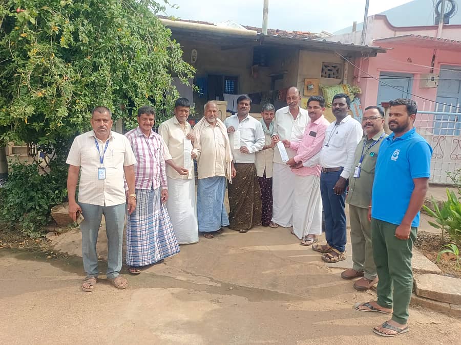 ಗೃಹಜ್ಯೋತಿ ಉಚಿತ ವಿದ್ಯುತ್‌ ಯೋಜನೆಯಡಿ ಸಿರಿಗೆರೆಯಲ್ಲಿ ಗುರುವಾರ ಶೂನ್ಯ ಬಿಲ್‌ ವಿತರಿಸಿದರು. ಶಾಖಾಧಿಕಾರಿ ಹೊನ್ನೂಜಿ, ಗ್ರಾಮ ಪಂಚಾಯಿತಿ ಅಧ್ಯಕ್ಷ ಎಂ.ಜಿ. ದೇವರಾಜ್‌, ಉಪ ಶಾಖಾಧಿಕಾರಿ ಮಲ್ಲಪ್ಪ ಇದ್ದರು