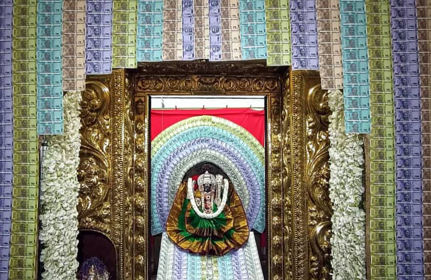 ಶ್ರೀರಂಗಪಟ್ಟಣದ ಪ್ರಸಿದ್ಧ ಚಾಮುಂಡೇಶ್ವರಿ ದೇವಾಲಯದಲ್ಲಿ, ವರ ಮಹಾಲಕ್ಷ್ಮಿ ಹಬ್ಬದ ನಿಮಿತ್ತ ಶುಕ್ರವಾರ ದೇವಾಲಯದ ಗರ್ಭಗುಡಿಯನ್ನು ವಿವಿಧ ಮುಖ ಬೆಲೆಯ ನೋಟಗಳಿಂದ ಅಲಂಕಾರ ಮಾಡಲಾಗಿತ್ತು