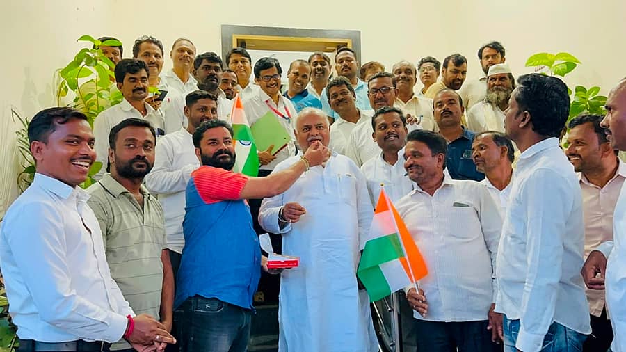 ಚಂದ್ರಯಾನ-3 ಯಶಸ್ವಿ ಲ್ಯಾಂಡಿಂಗ್ ಆಗಿರುವುದಕ್ಕೆ ಬಸವನಬಾಗೇವಾಡಿಯಲ್ಲಿ ಸಚಿವ ಶಿವಾನಂದ ಪಾಟೀಲರು ಬೆಂಬಲಿಗರೊಂದಿಗೆ ಪರಸ್ಪರ ಸಿಹಿ ಹಂಚಿ ಸಂಭ್ರಮಾಚರಣೆ ಮಾಡಿದರು.