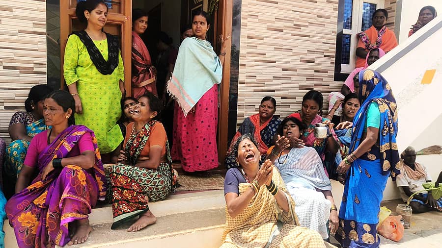 ಹಾವೇರಿ ತಾಲ್ಲೂಕಿನ ಕಾಟೇನಹಳ್ಳಿ ಗ್ರಾಮದ ದ್ಯಾಮಪ್ಪ ಓಲೇಕಾರ ಅವರ ಚಿಕ್ಕಮ್ಮ ಜಯವ್ವ ಹಾಗೂ ಕುಟುಂಬಸ್ಥರು ತಮ್ಮ ಮನೆಯ ಮುಂಭಾಗ ರೋದಿಸುತ್ತಿರುವುದು
–ಪ್ರಜಾವಾಣಿ ಚಿತ್ರ: ಮಾಲತೇಶ ಇಚ್ಚಂಗಿ