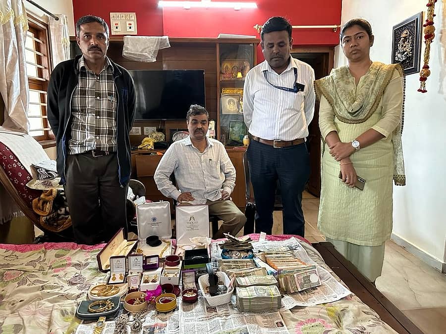 ಕೊಡಗು ಜಿಲ್ಲೆಯ ಹೆಚ್ಚುವರಿ ಜಿಲ್ಲಾಧಿಕಾರಿ ನಂಜುಂಡೇಗೌಡ ನಿವಾಸದ ಮೇಲೆ ಲೋಕಾಯುಕ್ತ ದಾಳಿ