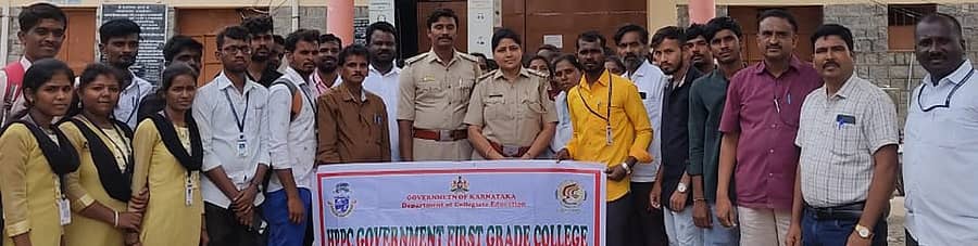 ಚಳ್ಳಕೆರೆಯ ಎಚ್ಪಿಪಿಸಿ ಸರ್ಕಾರಿ ಪ್ರಥಮ ದರ್ಜೆ ಕಾಲೇಜಿನ ಸಮಾಜಶಾಸ್ತ್ರ ಸ್ನಾತಕೋತ್ತರ ವಿಭಾಗದ ಅಂತಿಮ ವರ್ಷದ ವಿದ್ಯಾರ್ಥಿಗಳು ಹಾಗೂ ಅಧ್ಯಾಪಕರು ಚಿತ್ರದುರ್ಗ ಕಾರಾಗೃಹಕ್ಕೆ ಈಚೆಗೆ ಭೇಟಿ ನೀಡಿ ಮಾಹಿತಿ ಪಡೆದರು