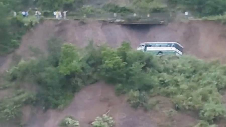 ಹಿಮಾಚಲ ಪ್ರದೇಶದ ಮಂಡಿ ಜಿಲ್ಲೆಯ ಕಾಂಗೋ ಬಳಿ ಕಂದಕಕ್ಕೆ ಉರುಳಿದ ಬಸ್‌ –ಪಿಟಿಐ ಚಿತ್ರ