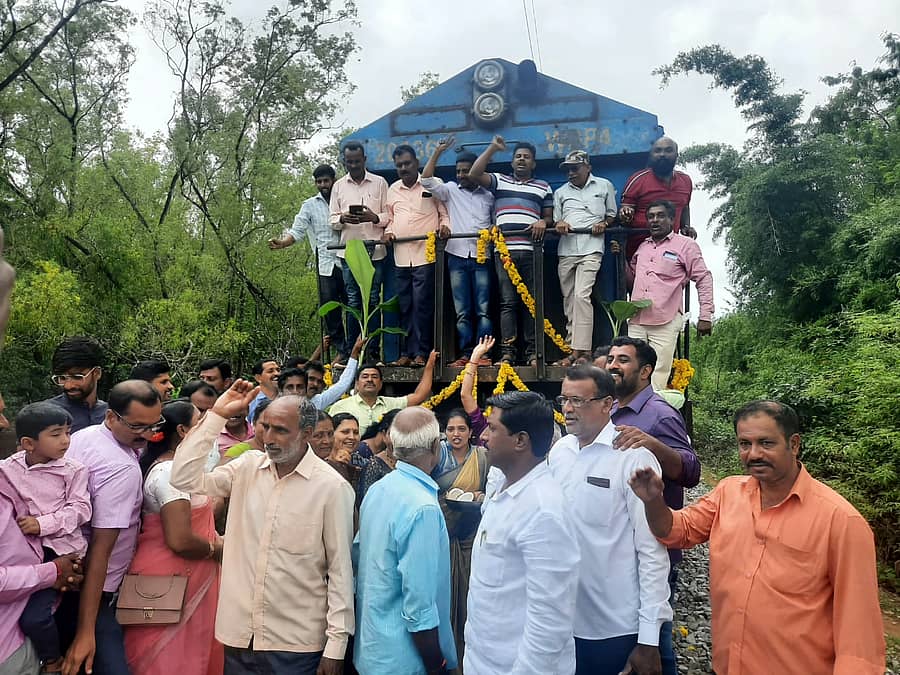 ಟಿಪ್ಪನ್ ಪೇಟೆ ಸಮೀಪದ ಅರಸಾಳು ಗ್ರಾಮದ ಮಾಲ್ಗುಡಿ ರೈಲ್ವೆ ನಿಲ್ದಾಣದಲ್ಲಿ ಗುರುವಾರ ತಡೆರಹಿತ ರೈಲು ನಿಲುಗಡೆಗೆ ಅವಕಾಶ ಕಲ್ಪಿಸಿದ ಕೇಂದ್ರ ಸರ್ಕಾರ ಹಾಗೂ ಸಂಸದರಿಗೆ ಗ್ರಾಮಸ್ಥರು ಅಭಿನಂದನೆ ಸಲ್ಲಿಸಿ, ರೈಲು ಗಾಡಿಗೆ ಪೂಜೆ ಸಲ್ಲಿಸಿದರು.