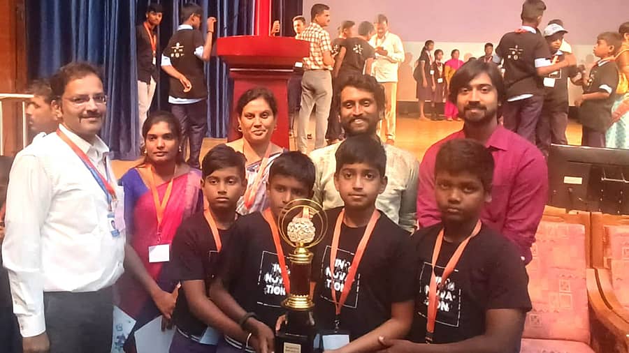ರಾಜ್ಯ ಮಟ್ಟದಲ್ಲಿ ಯುವ ಸಂಸ್ಥೆ ಮತ್ತು ಯೂನಿಸೆಫ್ ಆಯೋಜಿಸಿದ್ದ ಶಾಲಾ ಅವಿಷ್ಕಾರ ಸ್ಪರ್ಧೆಯಲ್ಲಿ ದೇವಗಳ್ಳಿ ಸರ್ಕಾರಿ ಹಿರಿಯ ಪ್ರಾಥಮಿಕ ಶಾಲಾ ವಿದ್ಯಾರ್ಥಿಗಳು ದ್ವಿತೀಯ ಪ್ರಶಸ್ತಿ ಪಡೆದರು