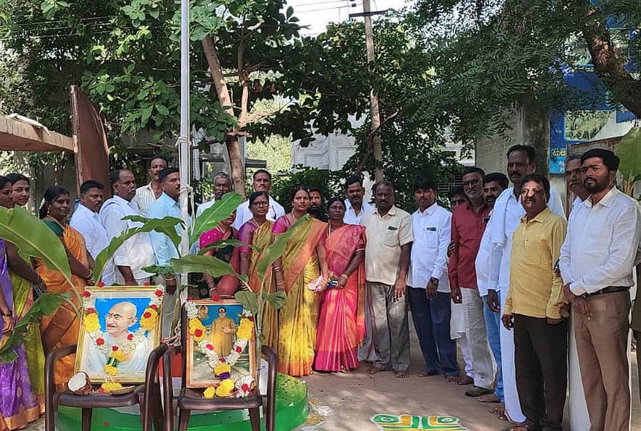 ಧರ್ಮಪುರ ಗ್ರಾಮ ಪಂಚಾಯಿತಿಯಲ್ಲಿ ಹಮ್ಮಿಕೊಂಡಿದ್ದ ಸ್ವಾತಂತ್ರ್ಯ ದಿನಾಚರಣೆಯಲ್ಲಿ ಗ್ರಾಮ ಪಂಚಾಯಿತಿ ಅಧ್ಯಕ್ಷೆ ಜ್ಯೋತಿ ಹನುಮಂತರಾಯ ಧ್ವಜಾರೋಹಣ ನೆರವೇರಿಸಿದರು. ಉಪಾಧ್ಯಕ್ಷೆ ಲಕ್ಷ್ಮಿದೇವಿ, ಗ್ರಾಮ ಪಂಚಾಯಿತಿ ಸದಸ್ಯರು, ಪಿಡಿಒ ಲಕ್ಷ್ಮಿಕಾಂತ್ ಇದ್ದರು