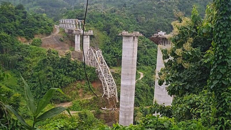 ರೈಲ್ವೆ ಮೇಲ್ಸೇತುವೆ ಕುಸಿದಿರುವುದು