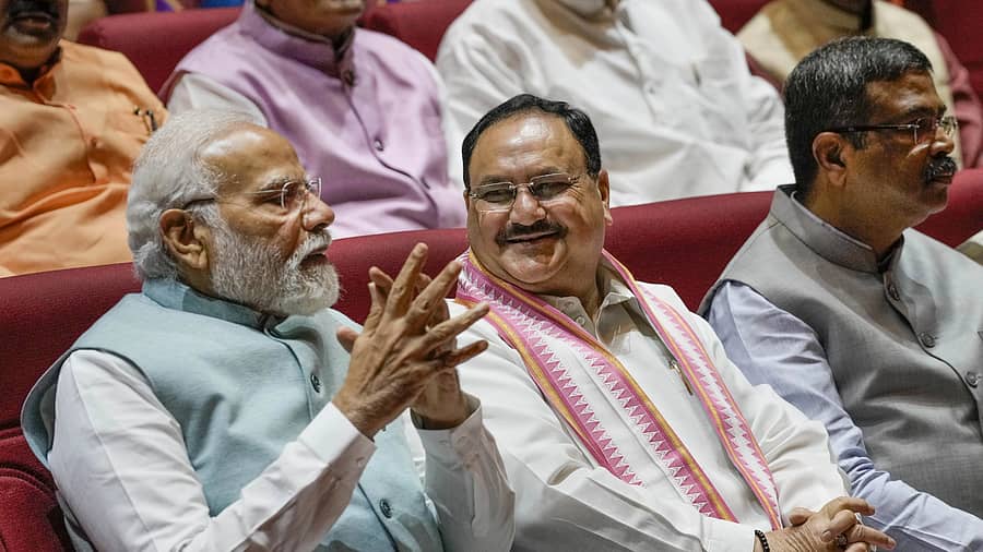 ನವದೆಹಲಿಯಲ್ಲಿ ಮಂಗಳವಾರ ನಡೆದ ಬಿಜೆಪಿ ಸಂಸದೀಯ ಪಕ್ಷದ ಸಭೆಯಲ್ಲಿ ಪ್ರಧಾನಿ ನರೇಂದ್ರ ಮೋದಿ ಹಾಗೂ ಬಿಜೆಪಿ ಅಧ್ಯಕ್ಷ ಜೆ.ಪಿ.ನಡ್ಡಾ ಮಾತುಕತೆಯಲ್ಲಿ ತೊಡಗಿದ್ದರು. ಕೇಂದ್ರ ಶಿಕ್ಷಣ ಸಚಿವ ಧರ್ಮೇಂದ್ರ ಪ್ರಧಾನ್ ಇದ್ದರು