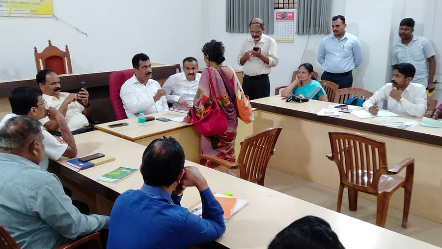 ಪುತ್ತೂರಿನ ಮಿನಿವಿಧಾನಸೌಧದ ತಹಶೀಲ್ದಾರ್ ಸಭಾಂಗಣದಲ್ಲಿ ಬುಧವಾರ ನಡೆದ ಲೋಕಾಯುಕ್ತ ಅದಾಲತ್ನಲ್ಲಿ ಕಬಕ ಗ್ರಾಮದ ಕುವೆತ್ತಮೂಲೆ ನಿವಾಸಿಯಾದ ಮಾಲಿನಿ ಅವರು ಲೋಕಾಯುಕ್ತ ಅಧಿಕಾರಿಗಳಿಗೆ ದೂರು ನೀಡಿದರು.