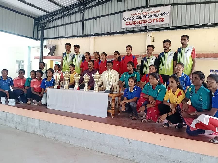 ತುಮಕೂರು ವಿ.ವಿ. ಕ್ರೀಡಾಸ್ಪರ್ಧೆಗಳಲ್ಲಿ ಸಾಧನೆ ಮಾಡಿದ ಕುಣಿಗಲ್ ಸರ್ಕಾರಿ ಪ್ರಥಮದರ್ಜೆ ಕಾಲೇಜಿನ ವಿದ್ಯಾರ್ಥಿಗಳೊಂದಿಗೆ ಪ್ರಾಂಶುಪಾಲ ಪುಟ್ಟರಾಜು, ದೈಹಿಕ ಶಿಕ್ಷಣ ನಿರ್ದೇಶಕ ರವೀಶ್ ಇದ್ದಾರೆ