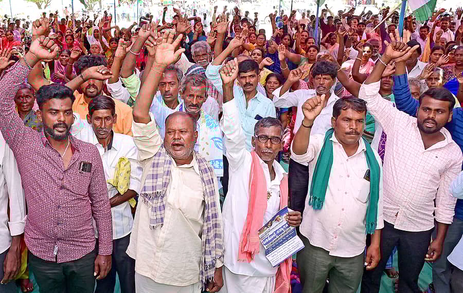 ಭೂಮಿ, ವಸತಿ ಹಕ್ಕು ನೀಡಬೇಕೆಂದು ಒತ್ತಾಯಿಸಿ ಭೂಮಿ ಮತ್ತು ವಸತಿ ಹಕ್ಕು ವಂಚಿತರ ಹೋರಾಟ ಸಮಿತಿಯ ಸದಸ್ಯರು ಬೆಂಗಳೂರಿನ ಸ್ವಾತಂತ್ರ್ಯ ಉದ್ಯಾನದಲ್ಲಿ ಸೋಮವಾರ ಪ್ರತಿಭಟನೆ ನಡೆಸಿದರು -ಪ್ರಜಾವಾಣಿ ಚಿತ್ರ