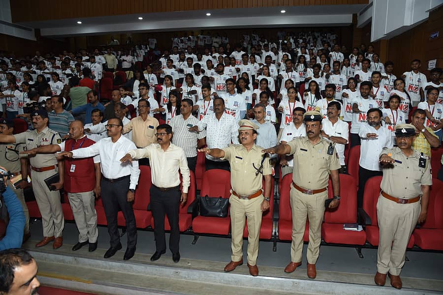 ಪೊಲೀಸ್‌ ಮಾರ್ಷಲ್‌ಗಳಿಗೆ ಪ್ರಮಾಣಪತ್ರ ವಿತರಣೆ ಸಮಾರಂಭದಲ್ಲಿ ಪ್ರತಿಜ್ಞಾ ವಿಧಿ ಸ್ವೀಕರಿಸಲಾಯಿತು.