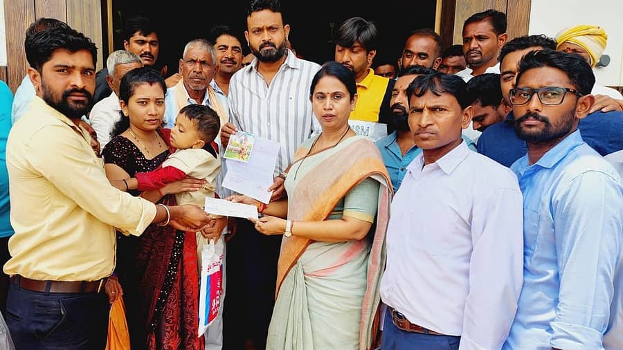 ನಾಯಿ ಕಚ್ಚಿ ಇತ್ತೀಚೆಗೆ ಮೃತಪಟ್ಟ ಬಾಲಕಿಯ ಪಾಲಕರಿಗೆ ಬೆಳಗಾವಿಯಲ್ಲಿ ಸಚಿವೆ ಲಕ್ಷ್ಮಿ ಹೆಬ್ಬಾಳಕರ ಅವರು ಲಕ್ಷ್ಮೀ ತಾಯಿ ಫೌಂಡೇಷನ್ ವತಿಯಿಂದ ನೆರವು ನೀಡಿದರು