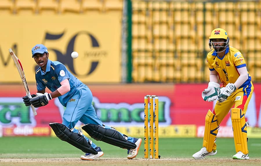 ಬೆಂಗಳೂರಿನ ಚಿನ್ನಸ್ವಾಮಿ ಕ್ರೀಡಾಂಗಣದಲ್ಲಿ ಭಾನುವಾರ ನಡೆದ ಮಹಾರಾಜ ಟ್ರೋಫಿ ಕ್ರಿಕೆಟ್ ಪಂದ್ಯದಲ್ಲಿ  ಗುಲ್ಬರ್ಗ ಮಿಸ್ಟಿಕ್ಸ್ ತಂಡದ ಆಟಗಾರ ಕೆ.ವಿ. ಅನೀಶ್ ಬ್ಯಾಟಿಂಗ್ ಸೊಬಗು   –ಪ್ರಜಾವಾಣಿ ಚಿತ್ರ/ ಪ್ರಶಾಂತ್ ಎಚ್.ಜಿ.