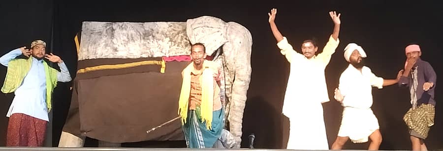 ಕಂಪ್ಲಿಯಲ್ಲಿ ಕೊಪ್ಪಳದ ಕಲ್ಪುರ ಸಾಂಸ್ಕøತಿಕ ಸಂಘದಿಂದ ಪ್ರದರ್ಶನಗೊಂಡ ‘ಕೃಷ್ಣೆಗೌಡನ ಆನೆ’ ನಾಟಕದ ದೃಶ್ಯ