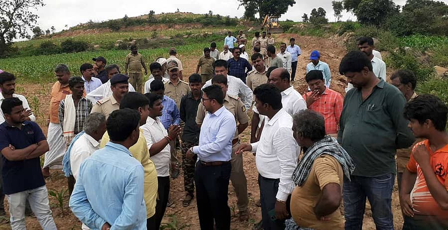 ಮಲೇಬೆನ್ನೂರು ಹೋಬಳಿ ವ್ಯಾಪ್ತಿಯ ಕೊಮಾರನಹಳ್ಳಿ ಗ್ರಾಮದಲ್ಲಿ ಘನತ್ಯಾಜ್ಯ ನಿರ್ವಹಣೆ ಉದ್ದೇಶಕ್ಕೆ ಜಮೀನು ಹದ್ದುಬಸ್ತು ಮಾಡಲು ಬಂದಿದ್ದ ತಹಶೀಲ್ದಾರ್ ಪೃಥ್ವಿ ಸಾನಿಕಂ ಹಾಗೂ ಸಿಬ್ಬಂದಿ ಜೊತೆ ರೈತರು ಹಾಗೂ ಬೋವಿ ಸಮುದಾಯದ ಮುಖಂಡರು ಗುರುವಾರ ವಾಗ್ವಾದ ನಡೆಸಿದರು