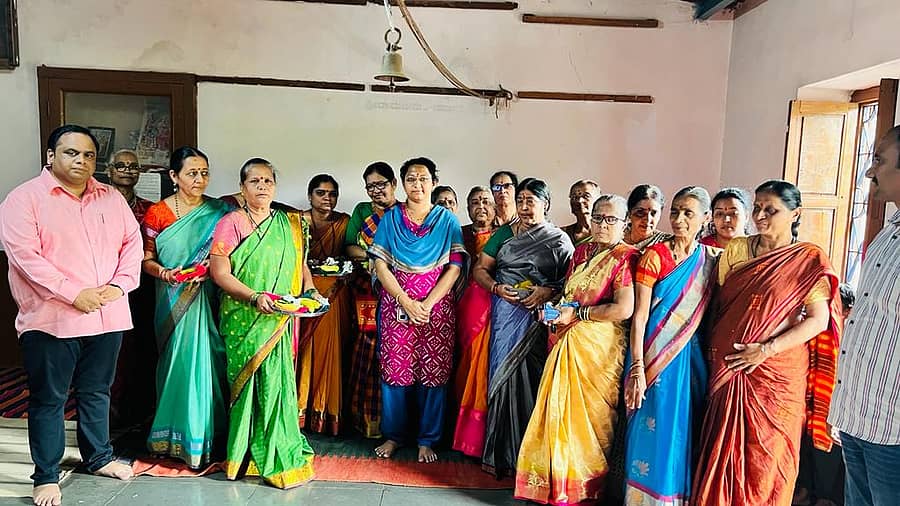 ನವಲಗುಂದ ಪಟ್ಟಣದ ಭವಾನೀಶಂಕರ ದೇವಸ್ಥಾನದಲ್ಲಿ ಧಾರ್ಮಿಕ ದತ್ತಿ ಇಲಾಖೆ ಹಾಗೂ ತಾಲ್ಲೂಕು ಆಡಳಿತದಿಂದ ವರಮಹಾಲಕ್ಷ್ಮಿ ವ್ರತದ ಅಂಗವಾಗಿ ಮಹಿಳೆಯರಿಗೆ ಉಡಿತುಂಬಲಾಯಿತು