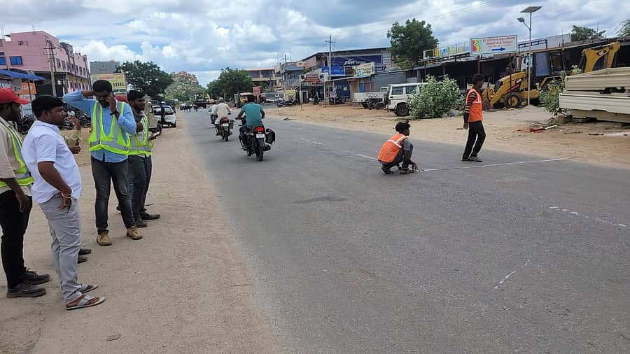 ಮಸ್ಕಿಯಲ್ಲಿ ರಸ್ತೆ ವಿಸ್ತರಣೆಗಾಗಿ ಶುಕ್ರವಾರ ಹೆದ್ದಾರಿ ಪ್ರಾಧಿಕಾರದ ಅಧಿಕಾರಿಗಳು ಹಾಗೂ ಅಮ್ಮಾಪುರ ಕಂಪನಿ ಸಿಬ್ಬಂದಿ ಸರ್ವೆ ಮಾಡಿದರು