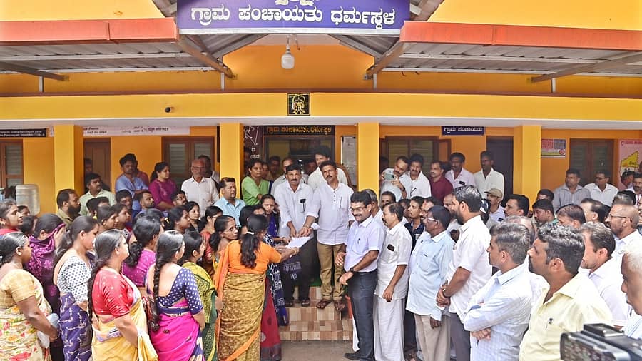 ಧರ್ಮಸ್ಥಳ ಗ್ರಾಮಸ್ಥರು ಧರ್ಮಸ್ಥಳ ಗ್ರಾಮ ಪಂಚಾಯಿತಿ ಅಧಿಕಾರಿ ಮೂಲಕ ರಾಜ್ಯ ಸರ್ಕಾರಕ್ಕೆ ಮನವಿ ಸಲ್ಲಿಸಿದರು