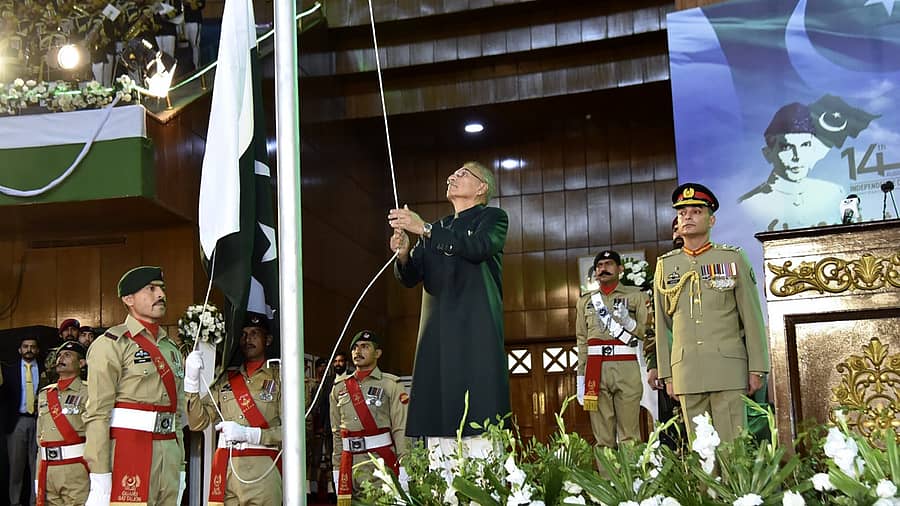 ಇಸ್ಲಾಮಾಬಾದ್‌ನಲ್ಲಿ ಸೋಮವಾರ ನಡೆದ ಪಾಕಿಸ್ತಾನ ಸ್ವಾತಂತ್ರ್ಯ ದಿನದ ಸಮಾರಂಭದಲ್ಲಿ ಅಧ್ಯಕ್ಷ ಆರಿಫ್‌ ಅಲ್ವಿ ಧ್ವಜಾರೋಹಣ ನೆರವೇರಿಸಿದರ   –ಎಪಿ/ಪಿಟಿಐ ಚಿತ್ರ