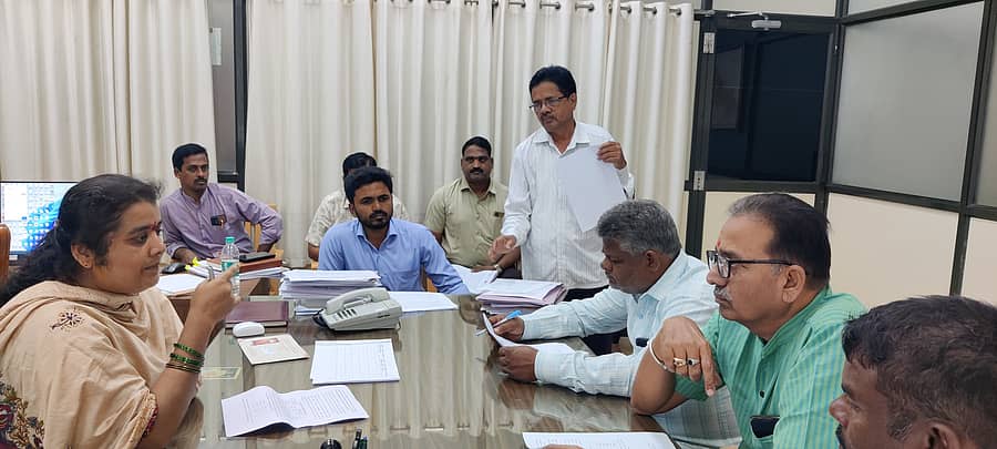 ಮತದಾರರ ಪಟ್ಟಿ ಪರಿಷ್ಕರಣೆಗೆ ಸಂಬಂಧಿಸಿದಂತೆ ಹೆಚ್ಚುವರಿ ಜಿಲ್ಲಾಧಿಕಾರಿ ಗೀ‌ತ ಹುಡೇದ ಅವರು ರಾಜಕೀಯ ಪಕ್ಷಗಳ ಪ್ರತಿನಿಧಿಗಳೊಂದಿಗೆ ಸಭೆ ನಡೆಸಿದರು