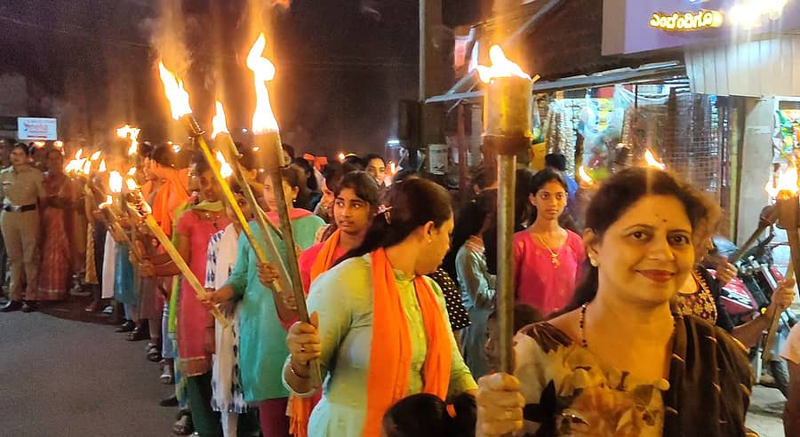 ಪುತ್ತೂರಿನಲ್ಲಿ ಸೋಮವಾರ ರಾತ್ರಿ ಪಂಜಿನ ಮೆರವಣಿಗೆ ನಡೆಯಿತು