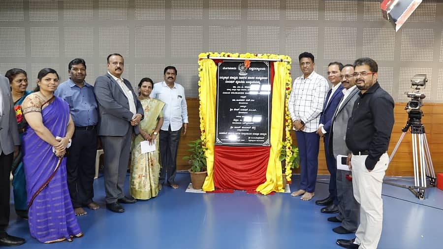 ಸ್ಟುಡಿಯೊವನ್ನು ಉನ್ನತ ಶಿಕ್ಷಣ ಸಚಿವ ಡಾ.ಎಂ.ಸಿ. ಸುಧಾಕರ್ ಗುರುವಾರ ಉದ್ಘಾಟಿಸಿದರು. ಬೆಂಗಳೂರು ವಿಶ್ವವಿದ್ಯಾಲಯ ಕುಲಪತಿ ಜಯಕರ ಎಸ್.ಎಂ., ಕುಲಸಚಿವ ಶೇಕ್ ಲತೀಫ್, ಸಿ. ಶ್ರೀನಿವಾಸ್, ಹಣಕಾಸು ಅಧಿಕಾರಿ ಅಜಿತ್ ಕುಮಾರ್ ಹೆಗ್ಡೆ, ಮೌಲ್ಯಮಾಪನ ವಿಭಾಗದ ಕುಲಸಚಿವ ಸಿ. ಶ್ರೀನಿವಾಸ್, ವಿದ್ಯುನ್ಮಾನ ವಿಭಾಗದ ಸಂಯೋಜಕಿ ರಾಜೇಶ್ವರಿ, ಟಿ.ಶ್ರೀಪತಿ ಇದ್ದರು.