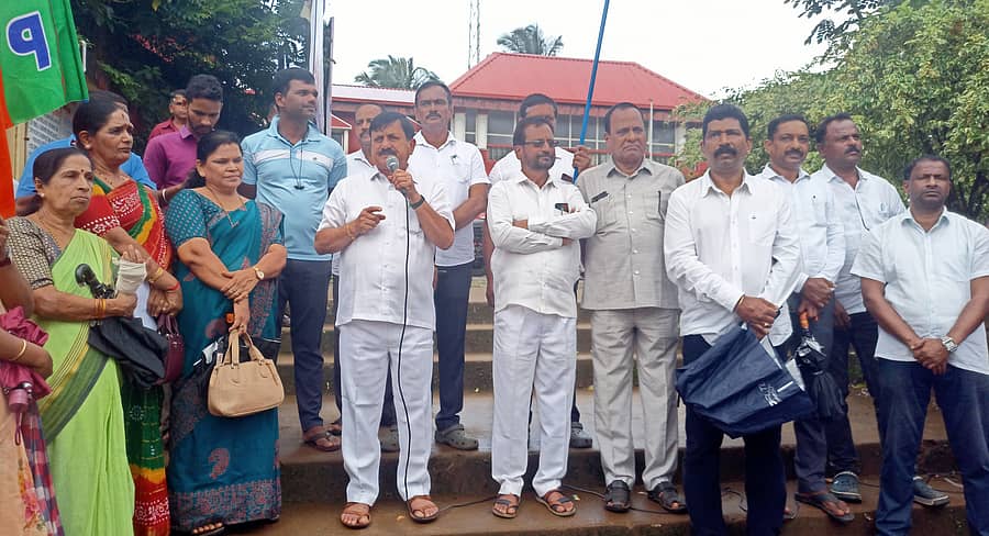 ತೀರ್ಥಹಳ್ಳಿ ತಾಲ್ಲೂಕು ಕಚೇರಿ ಮುಂಭಾಗ ಶಾಸಕ ಆರಗ ಜ್ಞಾನೇಂದ್ರ ಪ್ರತಿಭಟನಾ ಸಭೆಯಲ್ಲಿ ಮಾತನಾಡಿದರು.