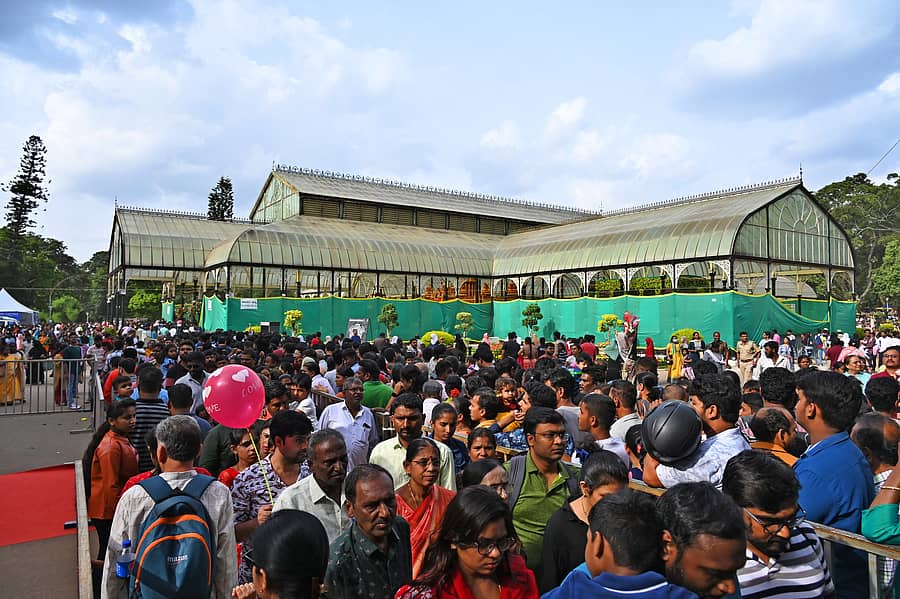 ಲಾಲ್‌ಬಾಗ್‌ನಲ್ಲಿ ಆಯೋಜಿಸಿರುವ ಫಲಪುಷ್ಪ ಪ್ರದರ್ಶನ ವೀಕ್ಷಿಸಲು ಭಾನುವಾರ ಬಂದ ಜನ ಸಾಗರ –ಪ್ರಜಾವಾಣಿ ಚಿತ್ರ/ ಪುಷ್ಕರ್ ವಿ