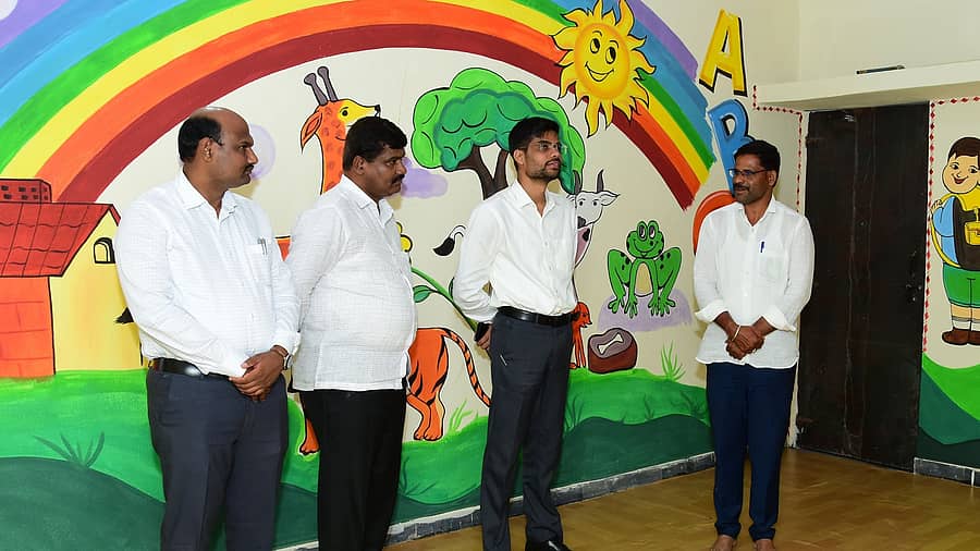 ಕೊಪ್ಪಳ ತಾಲ್ಲೂಕಿನ ಕಿನ್ನಾಳ ಗ್ರಾಮದಲ್ಲಿ ಶುಕ್ರವಾರ ಜಿಲ್ಲಾ ಪಂಚಾಯಿತಿ ಸಿಇಒ ರಾಹುಲ್ ರತ್ನಂ ಪಾಂಡೆ ಕೂಸಿನ ಮನೆ ವೀಕ್ಷಿಸಿದರು