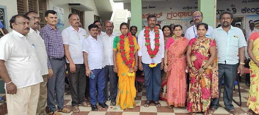 ಕೋಲಾರ ತಾಲ್ಲೂಕಿನ ಮದ್ದೇರಿ ಪಂಚಾಯಿತಿ ಅಧ್ಯಕ್ಷ ಹಾಗೂ ಉಪಾಧ್ಯಕ್ಷರಾಗಿ ಆಯ್ಕೆಯಾದ ಪಚ್ಚಾರಲಹಳ್ಳಿ ಆರ್‌.ವೆಂಕಟೇಶ್ ಹಾಗೂ ಲಕ್ಷ್ಮಿ ಅವರೊಂದಿಗೆ ಸದಸ್ಯರು, ಮುಖಂಡರು