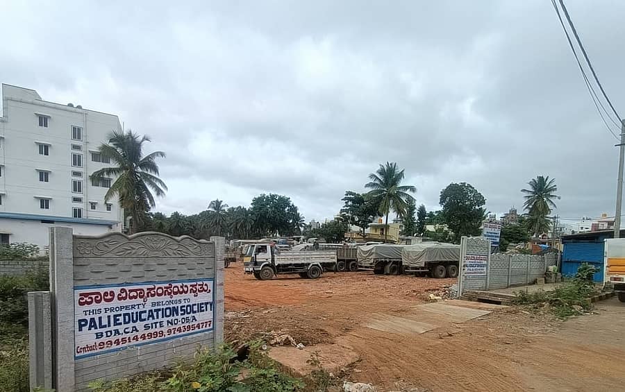 ಸರ್ ಎಂ. ವಿಶ್ವೇಶ್ವರಯ್ಯ ಬಡಾವಣೆ 6ನೇ ಬ್ಲಾಕ್ನಲ್ಲಿ ‘ಪಾಲಿ ವಿದ್ಯಾಸಂಸ್ಥೆ’ ನಿವೇಶನದಲ್ಲಿ ಸಿಮೆಂಟ್ ಟ್ರಕ್ಗಳ ಕಾರ್ಯಾಚರಣೆ ನಡೆಯುತ್ತಿರುವುದು