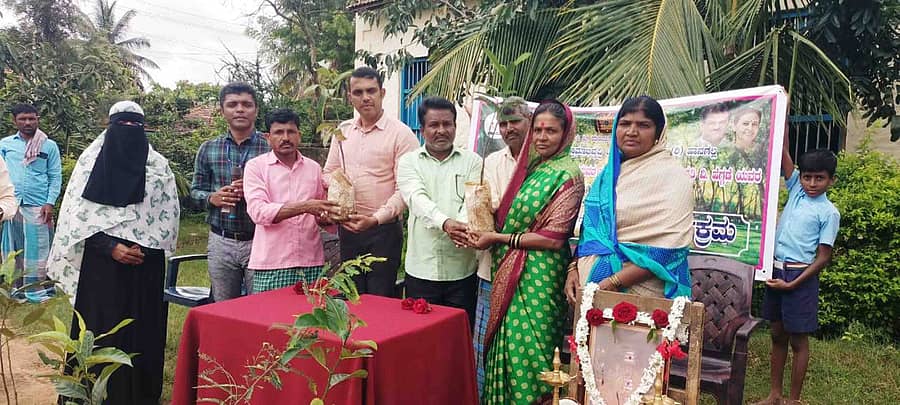 ಉಪ್ಪುಣಸಿಯ ಸರ್ಕಾರಿ ಪ್ರಾಥಮಿಕ ಶಾಲೆಯ ಆವರಣದಲ್ಲಿ ಶ್ರೀಕ್ಷೇತ್ರ ಧರ್ಮಸ್ಥಳ ಗ್ರಾಮಾಭಿವೃದ್ಧಿ ಯೋಜನೆಯ ಆಶ್ರಯದಲ್ಲಿ ಸಸಿ ನೆಡುವ ಅಭಿಯಾನಕ್ಕೆ ಚಾಲನೆ ನೀಡಲಾಯಿತು