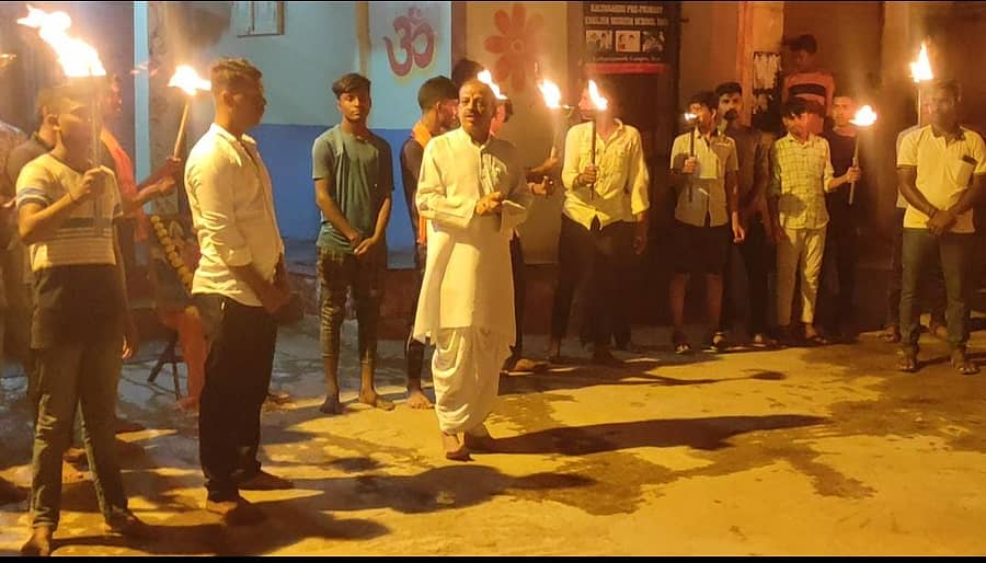 ರೋಣ ಪಟ್ಟಣದಲ್ಲಿ ಕೇಸರಿ ನಂದನ ಸಂಘಟನೆಯಿಂದ ಅಖಂಡ ಭಾರತದ ಕಲ್ಪನೆಗಾಗಿ ಬೃಹತ್ ಪಂಜಿನ ಮೆರವಣಿಗೆ ನಡೆಯಿತು.