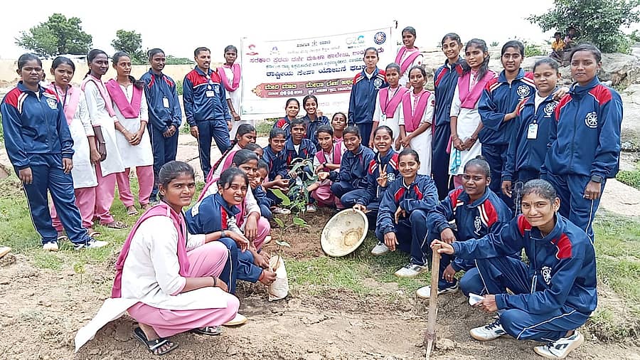 ರಾಯಚೂರು ತಾಲ್ಲೂಕಿನ ವಡವಾಟಿಯಲ್ಲಿ ಸರ್ಕಾರಿ ಪ್ರಥಮ ದರ್ಜೆ ಮಹಿಳಾ ಕಾಲೇಜಿನ ರಾಷ್ಟ್ರೀಯ ಸೇವಾ ಯೋಜನೆ ಘಟಕದ ವತಿಯಿಂದ ನಡೆದ ‘ನನ್ನ ಮಣ್ಣು, ನನ್ನ ದೇಶ ಅಭಿಯಾನ’ ದಲ್ಲಿ ಪಾಲ್ಗೊಂಡಿದ್ದ ವಿದ್ಯಾರ್ಥಿಗಳು