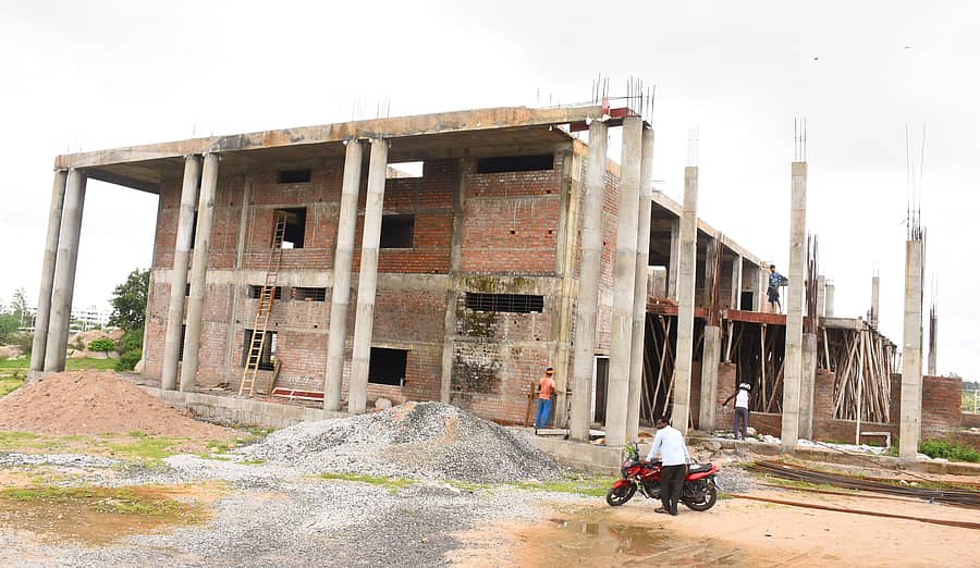 ಯಾದಗಿರಿ ನಗರ ಹೊರವಲಯದಲ್ಲಿ ನಿರ್ಮಾಣವಾಗುತ್ತಿರುವ ರಂಗ ಮಂದಿರ– ಪ್ರಜಾವಾಣಿ ಚಿತ್ರ/ ರಾಜಕುಮಾರ ನಳ್ಳಿಕರ