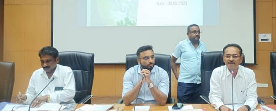 ರಾಮನಗರದ ಜಿಲ್ಲಾ ಪಂಚಾಯ್ತಿ ಸಭಾಂಗಣದಲ್ಲಿ ಶುಕ್ರವಾರ ನಡೆದ ಜಿಲ್ಲಾ ಮತ್ತು ತಾಲ್ಲೂಕು ಮಟ್ಟದ ಅನುಷ್ಠಾನ ಇಲಾಖೆ ಅಧಿಕಾರಿಗಳು ಮತ್ತು ಹೋಬಳಿ ಮಟ್ಟದ ಅಧಿಕಾರಿಗಳೊಂದಿಗೆ ನಡೆದ ಪ್ರಗತಿ ಪರಿಶೀಲನಾ ಸಭೆಯಲ್ಲಿ ಮುಖ್ಯ ಕಾರ್ಯನಿರ್ವಾಹಕ ಅಧಿಕಾರಿ ದಿಗ್ವಿಜಯ್ ಬೋಡ್ಕೆ ಮಾತನಾಡಿದರು. 