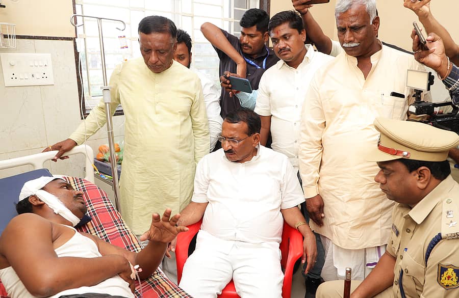 ಬಾಗಲಕೋಟೆಯಲ್ಲಿ ಬುಧವಾರ ಆಸ್ಪತ್ರೆಯಲ್ಲಿ ಚಿಕಿತ್ಸೆ ಪಡೆಯುತ್ತಿರುವ ಯಲ್ಲಪ್ಪ ಹೆಗಡೆ ಆರೋಗ್ಯ ವಿಚಾರಿಸಿದ ಸಚಿವ ಆರ್.ಬಿ. ತಿಮ್ಮಾಪುರ