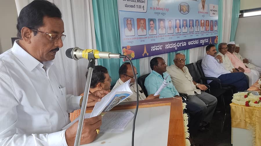 ಕೆರೂರ ಪಟ್ಟಣದ ಮರ್ಚಂಟ್ಸ್ ಕೋ-ಆಪ್ ಕ್ರೆಡಿಟ್ ಸೊಸೈಟಿಯ 28ನೇ ವಾರ್ಷಿಕ ಸಭೆಯನ್ನ ಉದ್ದೇಶಿಸಿ ಸಂಘದ ಅಧ್ಯಕ್ಷ ಧನಂಜಯ ಕಂದಕೂರ ಮಾತನಾಡಿದರು