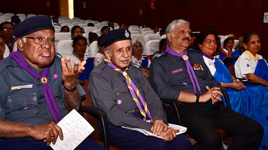 ಸಭೆಯಲ್ಲಿ (ಎಡದಿಂದ) ಭಾರತ್ ಸ್ಕೌಟ್ಸ್ ಮತ್ತು ಗೈಡ್ಸ್ ಕರ್ನಾಟಕದ ರಾಜ್ಯ ಮುಖ್ಯ ಆಯುಕ್ತ ಪಿ.ಜಿ.ಆರ್.ಸಿಂಧ್ಯ, ಉಪಾಧ್ಯಕ್ಷ ಕೊಂಡಜ್ಜಿ ಬ.ಷಣ್ಮುಖಪ್ಪ, ರಾಷ್ಟ್ರಿಯ ಹೆಚ್ಚುವರಿ ಮುಖ್ಯ ಆಯುಕ್ತ ಎಂ.ಎ. ಖಾಲಿದ್, ರಾಜ್ಯ ಉಪಾಧ್ಯಕ್ಷೆ ಆಶಾ ಪ್ರಸನ್ನ ಕುಮಾರ್ ಹಾಗೂ ಗೈಡ್ಸ್ನ ರಾಜ್ಯ ಆಯುಕ್ತೆ ಗೀತಾ ನಟರಾಜ್ ಇದ್ದರು -ಪ್ರಜಾವಾಣಿ ಚಿತ್ರ